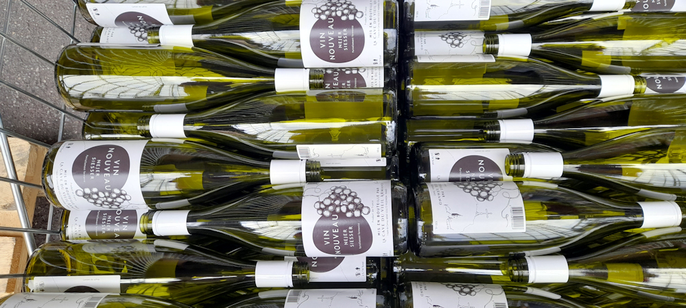 Lege wijnflessen voor de Vin Nouveau